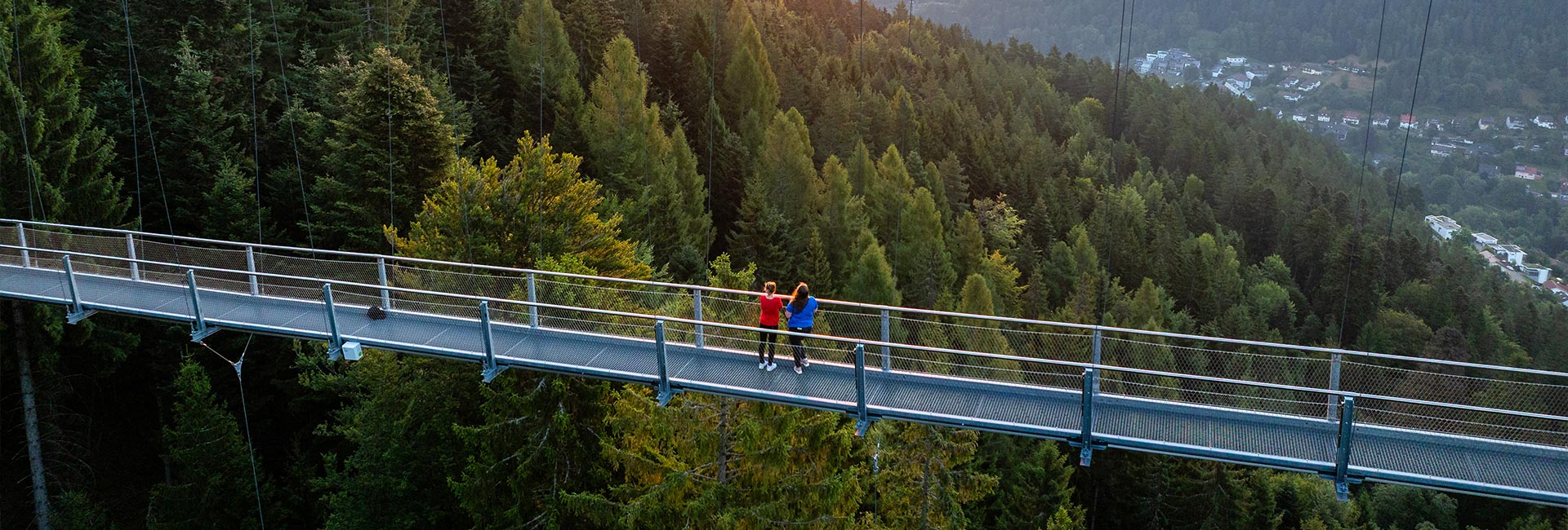 Zwei Frauen stehen auf einer Brücke