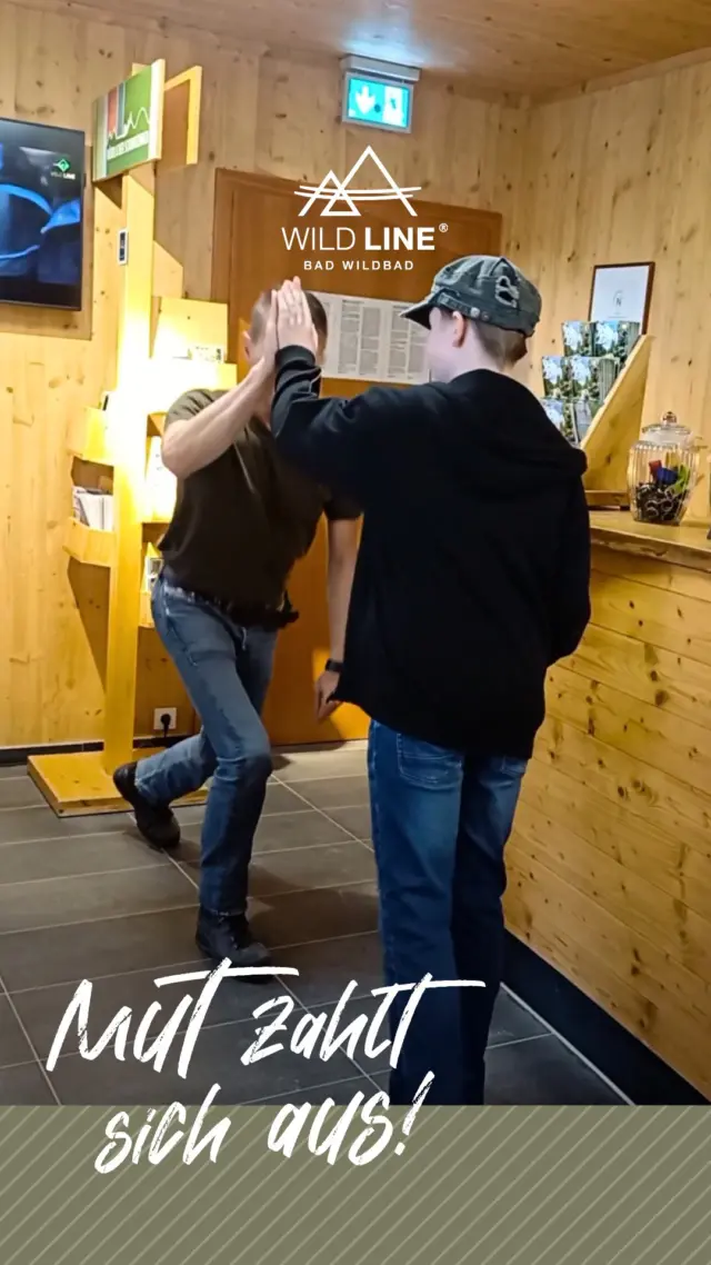 Mut zahlt sich aus! 🎖️ Auf der WILDLINE feiern wir Mut – mit Urkunde, Glücksgefühl und purem Nervenkitzel über den Wipfeln von Bad Wildbad. 🌲🌉💪 
Traust du dich, die Spannweite zu erobern? Zwischen den Pylonen wartet dein Moment. 🤩🔥✨ Das musst du erleben! ▶️