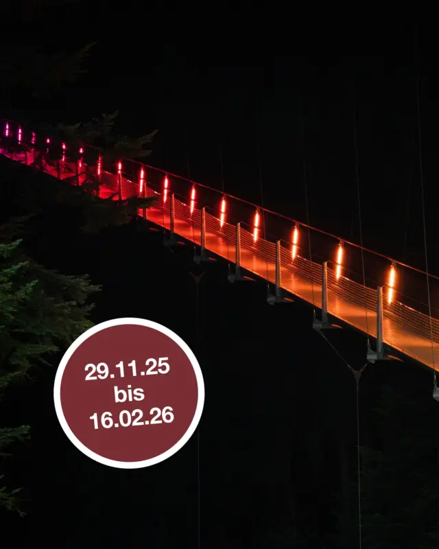 Winterzauber-Premiere: Der Lichterzauber erobert die WILDLINE! ✨

Zum allerersten Mal lädt die Hängebrücke ab dem 29.11.2025 bis 16.02.2026 in ein funkelndes Winter-Paradies ein – immer donnerstags bis sonntags (16:00 - 20:00 Uhr), während der Weihnachtsferien sogar täglich (außer am 24.12., da gönnt sich die Brücke eine Pause). Unzählige Lichter tanzen über die Spannweite und lassen Bad Wildbad in magischem Glanz erstrahlen.

Ob mit Freunden, Familie oder Abenteuersuchenden: Atme die klare Winterluft, genieße den spektakulären Ausblick und lass dich von der Symbiose aus Licht, Höhe und Natur begeistern. Jeder Schritt sorgt für Gänsehaut und Glücksmomente – das ist pures Winterabenteuer! 💫🌲❄️

Wen möchtest du bei diesem einmaligen Erlebnis an deiner Seite wissen? Jetzt den Termin vormerken und gemeinsam ins Lichtermeer starten! 🤩

#WILDLINE #Lichterzauber #Winterabenteuer #Schwarzwaldliebe #Premiere #MagischeMomente