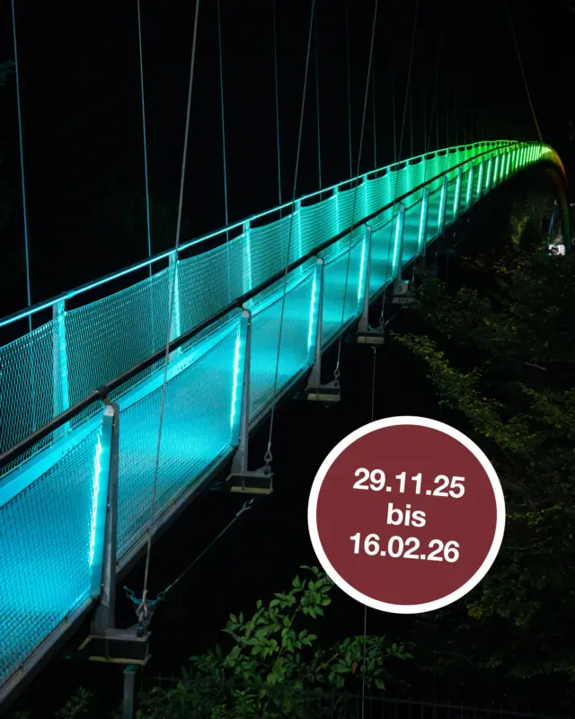 Bald ist es soweit: Der Lichterzauber erobert die WILDLINE! ✨

Zum allerersten Mal lädt die Hängebrücke vom 29.11.2025 bis 16.02.2026 in ein funkelndes Winter-Paradies – immer donnerstags bis sonntags (16-20 Uhr), in den Weihnachtsferien sogar täglich (außer am 24.12., da gönnt sich die Brücke eine Pause). Tausende Lichter tanzen entlang der Spannweite und lassen Bad Wildbad in magischem Glanz erstrahlen. 
Ob mit Freunden, Familie oder Abenteuersuchenden: Atme die frische Winterluft, genieße die spektakuläre Aussicht und lass dich von Licht, Höhe und Natur verzaubern. Jeder Schritt schenkt dir Gänsehaut und pures Glücksgefühl – das ist echtes Winterabenteuer! 💫🌲❄️

Wen nimmst du mit auf diese einzigartige Reise? Jetzt Termin vormerken und gemeinsam ins Lichtermeer starten! 🤩

#WILDLINE #Lichterzauber #Winterabenteuer #Schwarzwaldliebe #MagischeMomente