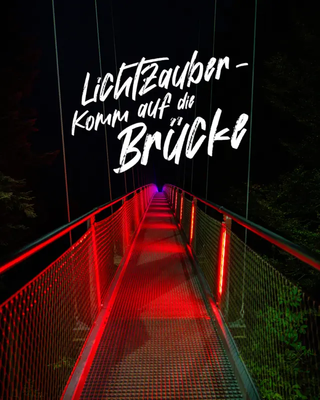 WILDLINE verzaubert im Lichterglanz – erlebe das magische Abenteuer! ✨

Der Lichterzauber ist gestartet und bringt dich bis zum 16. Februar donnerstags bis sonntags von 16 bis 20 Uhr in eine funkelnde Welt. Vom 29. Dezember bis 11. Januar kannst du sogar täglich den Nervenkitzel auf der WILDLINE spüren, während der stille Wald im Lichtermeer glüht.

Genieße danach ein warmes Getränk im Besucherzentrum ☕ und verschicke dein persönliches WILDLINE-Foto als Postkarte direkt vor Ort. 📸

Bist du bereit für dieses unvergessliche Naturerlebnis? 🌌 

#WILDLINE #Lichterzauber #Hängebrücke #Naturerlebnis #Abenteuer