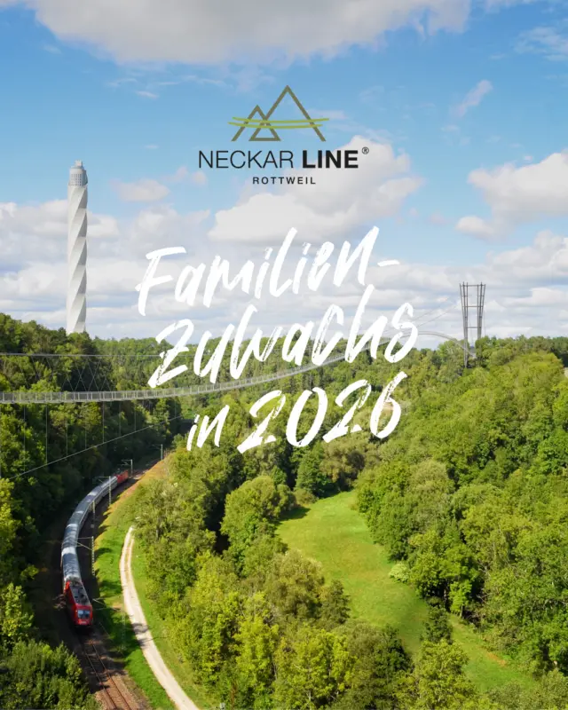 WILDLINE bekommt eine Schwester! 🥳🌉

Die NECKARLINE Hängebrücke in Rottweil wächst gerade Stück für Stück in den Himmel – und wird zum neuen Abenteuer-Hotspot am Neckar!

Nach der WILDLINE (2018) und der BLACKFORESTLINE (2023) wartet jetzt Brücke Nummer drei von Investor Günter Eberhardt auf dich:

Ein 60 Meter hoher Pylon, ein spektakulärer Verlauf in S-Form und ein Blick, der dir garantiert Gänsehaut macht – vor Glück und vor Höhe! 😍🙌

Merk dir unbedingt das Wochenende vom 24. bis 26. April 2026 vor – dann wird die NECKARLINE offiziell eröffnet! 🎉

Tickets gibt’s jetzt schon im Vorverkauf 🎫 Also: rechtzeitig sichern und Nervenkitzel einplanen!

Du willst mehr wissen?

👉 Website: www.neckarline.de
👉 Instagram: @_neckarline – folgen und immer auf dem neuesten Stand bleiben!

Das musst du erleben! 🤩🌲🌉

#WILDLINE #NECKARLINE #Hängebrücke #Rottweil #BadWildbad #BlackForest #Abenteuer #Nervenkitzel #Naturerlebnis #Brückenliebe #Ausflugstipp #Deutschland #BucketList #Glücksgefühl #BridgeGoals