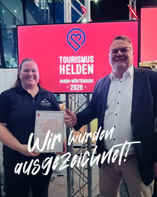 WILDLINE ist Tourismusheld 2026 🏆🎉 

Was für ein Moment! Auf der CMT in Stuttgart wurde WILDLINE gestern Abend als *Tourismusheld 2026* ausgezeichnet – für außergewöhnlichen Einsatz, der den Tourismus in Baden Württemberg noch spannender, erlebbarer und unvergesslicher macht 🌲🌉 

Insgesamt wurden in 6 Kategorien Persönlichkeiten und Teams geehrt, die mit viel Herzblut den Tourismus voranbringen. Die Auszeichnung wurde von Dr. Patrick Rapp, Staatssekretär im Ministerium für Wirtschaft, Arbeit und Tourismus, überreicht – und WILDLINE war mit dabei 🙌 

Diese Ehrung gehört auch dir: jedem Menschen, der den Schritt auf unsere Hängebrücke wagt, das Glücksgefühl spürt, den Nervenkitzel liebt und Bad Wildbad als Abenteuer vor spektakulärer Kulisse erlebt 🤩 

„Das musst du erleben!“ – jetzt erst recht. Danke für eure Unterstützung, eure Besuche und eure Begeisterung! ❤️ 

#WILDLINE #Tourismusheld2026 #CMT #Stuttgart #BadWildbad #Schwarzwald #Hängebrücke #Abenteuer #Naturerlebnis #Nervenkitzel