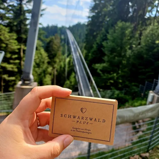 Ihr habt eine Schwarzwald Plus Karte oder die Heimatkarte? 
Dann ist der Eintritt auf die WILDLINE für euch kostenlos mit dabei! 🌲

Einfach den QR-Code direkt am Drehkreuz scannen und in die Hängebrücke genießen! Mit der Schwarzwald Plus Karte habt ihr auf beiden Brückenseiten Zutritt und könnt euren Ausflug flexibel planen! 

In unserem Besucherzentrum findest du viele tolle Erinnerungsstücke und du erhält deine persönliche Urkunde! 🏅

 #schwarzwaldplus #nördlicherschwarzwald #hängebrücke #dasmusstduerleben #wildline