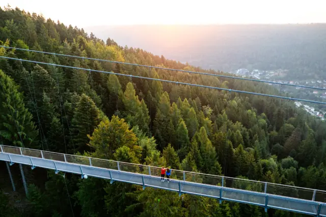 🌉✨ Ein Schritt. Dann noch einer.

Unter dir die Tiefe, um dich herum die Weite des Schwarzwalds. Die WILDLINE Hängebrücke schwingt leicht mit jedem Schritt – ein Moment, der dich wach werden lässt. Vielleicht fühlt es sich am Anfang ein wenig wackelig an. Vielleicht klopft dein Herz etwas schneller.

Doch genau das macht dieses Erlebnis so besonders.

Dieses unbeschreibliche Kribbeln im Bauch. Die Mischung aus Respekt, Abenteuer und Freiheit. Der Wind im Gesicht, die beeindruckende Aussicht und das Gefühl, für einen Augenblick über den Dingen zu stehen.

Manche überqueren die Brücke ganz entspannt. Andere mit etwas Herzklopfen. Aber alle kommen mit einem Lächeln auf der anderen Seite an. 😊

Traust du dich, den ersten Schritt zu machen?

📍 WILDLINE Hängebrücke Bad Wildbad
🎫 https://wildline.de/ueber-die-bruecke/eintrittspreise-und-tickets/

#WILDLINE #BadWildbad #Hängebrücke #Schwarzwald #Abenteuer #Freiheitsgefühl #Naturerlebnis #Ausflugsziel #Herzklopfen #AussichtGenießen #ErlebnisMomente #VisitBlackForest #Brückenliebe #Wanderlust #RausInDieNatur