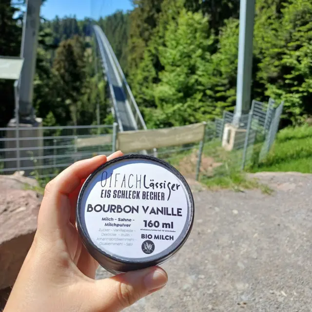☀️ Das Wochenende wird nochmal richtig warm – mit viel Sonne und sommerlichen Temperaturen! 🌿

Auf der WILDLINE kannst du die Hitze hinter dir lassen:
🌬️ Auf der Brücke sorgt ein leichter, angenehmer Wind für Erfrischung.
🍦 Im Besucherzentrum wartet handgemachtes Eis in vielen leckeren Sorten auf dich. 

Entfliehe der Hitze, tauche ein in die kühle Waldluft und genieße Natur, Aussicht und Sommerfeeling bei uns. 🌲✨

Unser Eis wird handgemacht von @quellgrundstuebleyopiwe 

#WILDLINE #Sommerausflug #Abkühlung #RausInDieNatur #Wochenende #SonneTanken #Walderlebnis #HandgemachtesEis