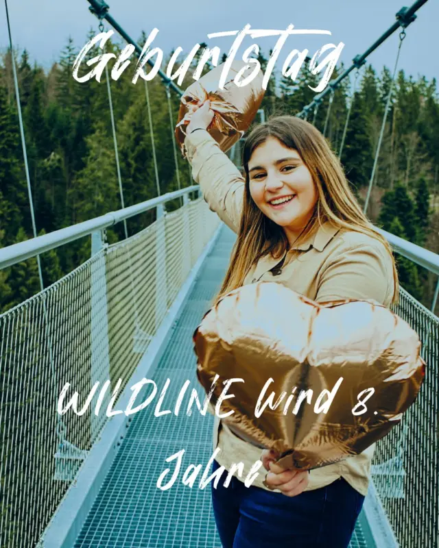 🎉 WILDLINE wird 8! 🌲✨

8 Jahre voller strahlender Gesichter, atemberaubender Ausblicke und Begegnungen mit Menschen aus aller Welt. 💚

Für viele beginnt der Weg mit einem kleinen Kribbeln im Bauch: Die ersten Schritte sind noch vorsichtig, das Herz schlägt schneller und die Aufregung ist spürbar. Doch genau darin liegt der Zauber – den eigenen Mut zu entdecken und Schritt für Schritt über sich hinauszuwachsen. ❤️

Oben angekommen wartet nicht nur ein einzigartiges Panorama, sondern auch dieses unbeschreibliche Gefühl, etwas geschafft zu haben. Momente voller Freude, Gänsehaut und unvergesslicher Erinnerungen – echte Marmeladenglasmomente. ✨

Ein herzliches Dankeschön an jeden einzelnen Gast, der die WILDLINE in den vergangenen acht Jahren besucht hat. Ihr bereichert unseren Alltag, schenkt uns unzählige Geschichten und macht jeden Tag zu etwas Besonderem.

Wir freuen uns auf viele weitere Jahre voller Emotionen, Begegnungen, Abenteuer und gemeinsamer Erinnerungen.

Auf die nächsten unvergesslichen WILDLINE-Momente! 🥂💚

#WILDLINE #8JahreWILDLINE #Jubiläum #Marmeladenglasmomente #NaturErleben #Mut #GemeinsamErleben #Panorama #Dankbarkeit #ErinnerungenFürsLeben
