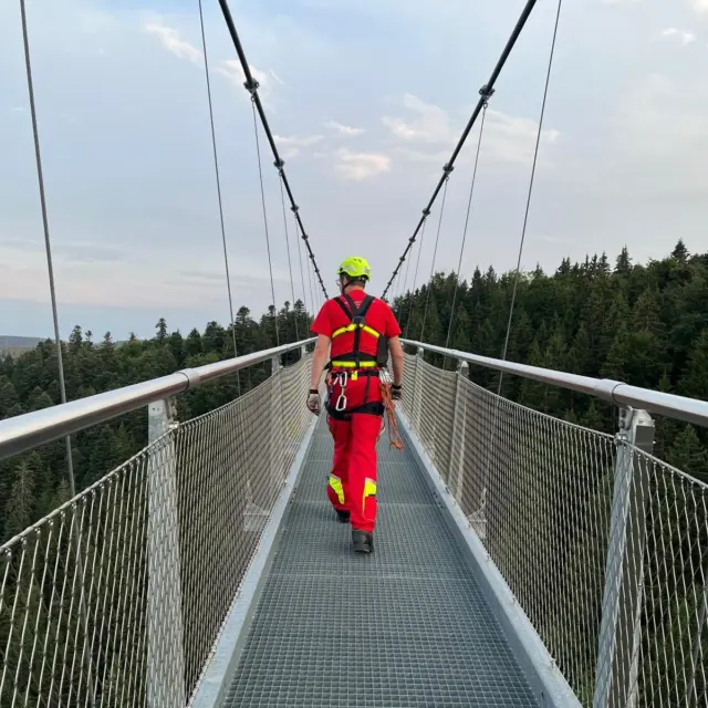 Auch in diesem Jahr führte die @bergwacht.pforzheim  ihre regelmäßige Einsatzübung an der WILDLINE Hängebrücke durch. Solche Übungen sind ein wichtiger Bestandteil der Einsatzvorbereitung und stellen sicher, dass im Ernstfall jeder Handgriff sitzt.

🙏 Ein herzliches Dankeschön an alle Einsatzkräfte für ihren großartigen ehrenamtlichen Einsatz, ihre Zeit und ihr Engagement. Es ist ein gutes Gefühl zu wissen, dass unsere Besucherinnen und Besucher auf bestens ausgebildete Helfer vertrauen können.

Diese wichtige Arbeit verdient unsere Anerkennung und Unterstützung. Wir freuen uns schon auf die nächste gemeinsame Übung!

#WILDLINE #Bergwacht #Sicherheit #Ehrenamt #GemeinsamStark #Hängebrücke #Respekt #Danke