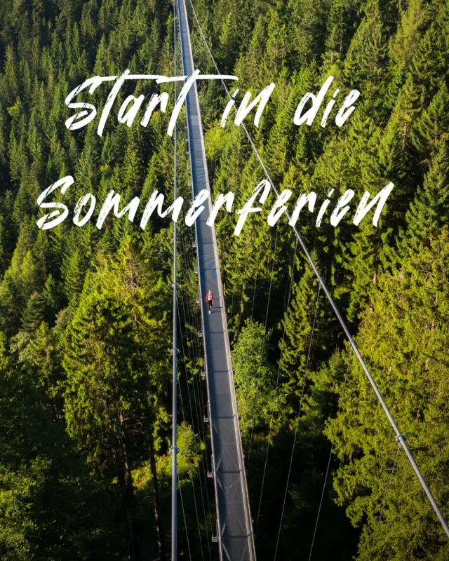 🎉 Endlich Sommerferien! ☀️

Das Schuljahr ist geschafft – jetzt ist Zeit für Abenteuer, gemeinsame Erlebnisse und unvergessliche Erinnerungen. 💚

Plant schon jetzt euren Ausflug auf die WILDLINE Hängebrücke! Hoch über den Bäumen des Nordschwarzwaldes erwarten euch atemberaubende Ausblicke, spannende Momente und jede Menge Spaß für Groß und Klein. 🌲

Lauft dem Himmel entgegen und erlebt das unvergleichliche Gefühl aus Nervenkitzel, Mut und Lebensfreude. Spürt das Kribbeln im Bauch und das Glücksgefühl, wenn man über sich hinauswächst. 

Ob mit Familie oder Freunden – schenkt euch Zeit miteinander, entdeckt Neues und sammelt Erinnerungen, die noch lange bleiben. 🌲🌉✨

Unser Tipp: Bucht jetzt schon euer Ticket online. So umgeht ihr Warteschlangen an der Kasse und könnt direkt ins Abenteuer starten
👉 https://wildline.de/ueber-die-bruecke/eintrittspreise-und-tickets/

Wir wünschen allen wunderschöne Sommerferien und freuen uns auf euren Besuch!

#Sommerferien #WILDLINE #Hängebrücke #Ausflug #Familienzeit #Freunde #Abenteuer #Erinnerungen #NaturErleben #Sommer #GemeinsamZeit